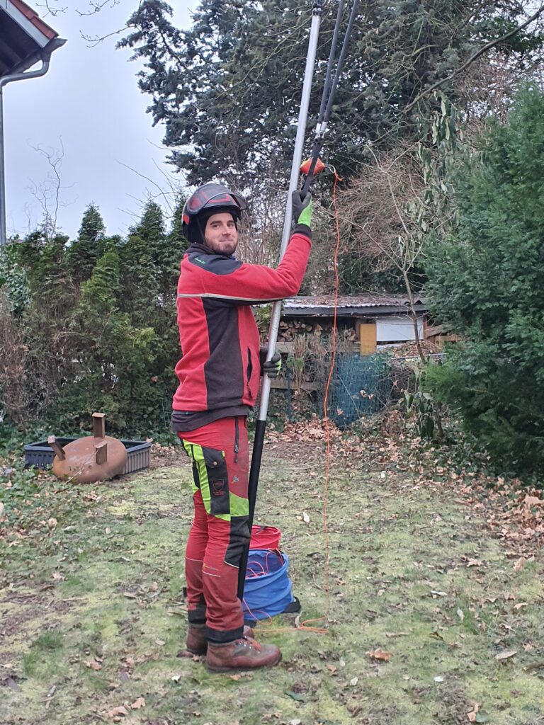 Das Baumkletterseil wird mit einer Schleuder im Baum angebracht